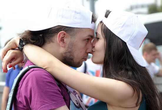 Флеш-моб в честь Всемирного Дня поцелуев в Москве