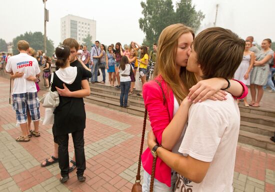 Флеш-моб в честь Всемирного Дня поцелуев