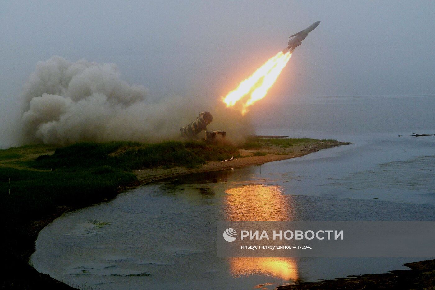 Пуск ракеты берегового комплекса "Редут"