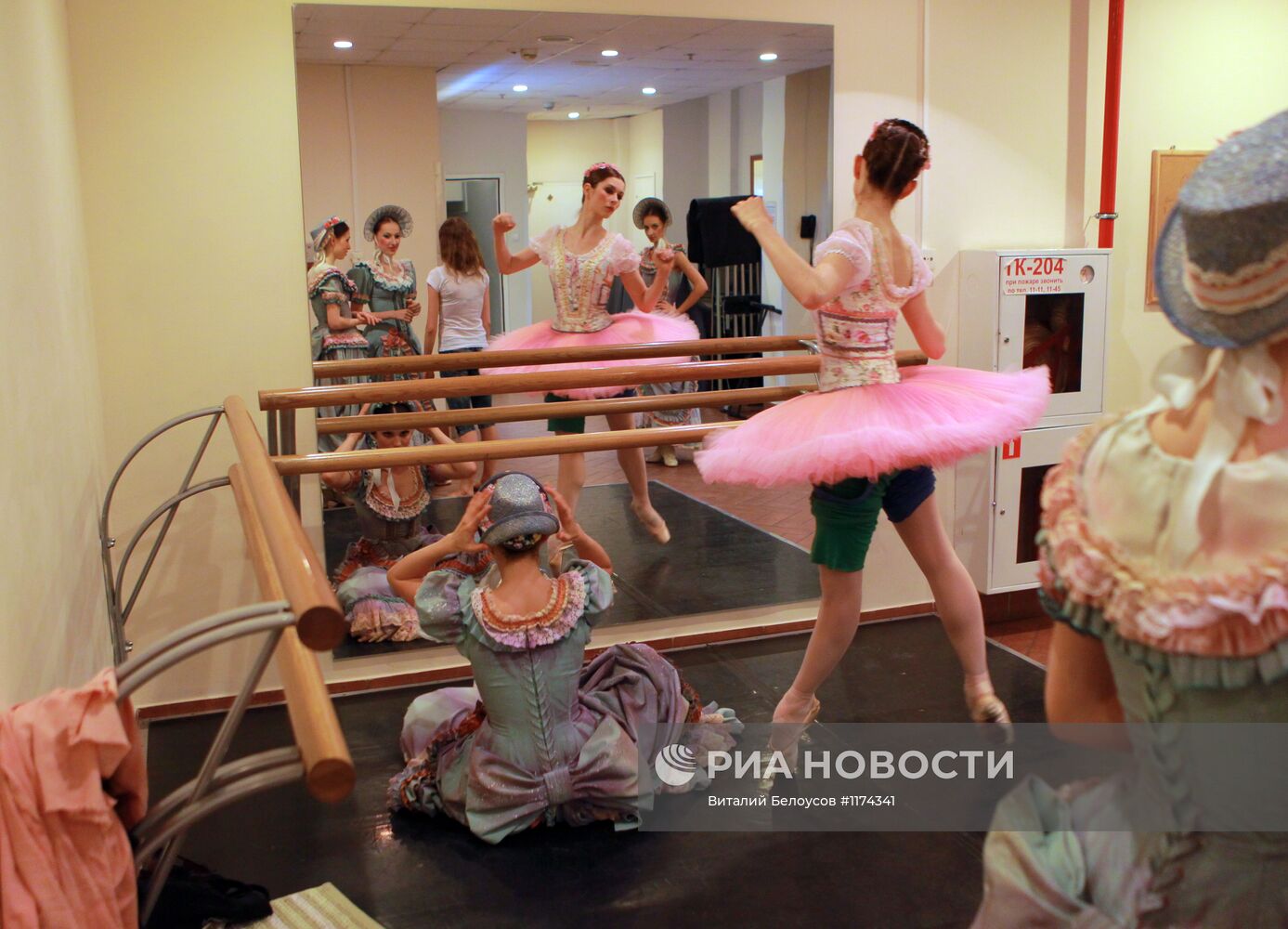 Репетиция балета "Коппелия" в хореографии Ролана Пети