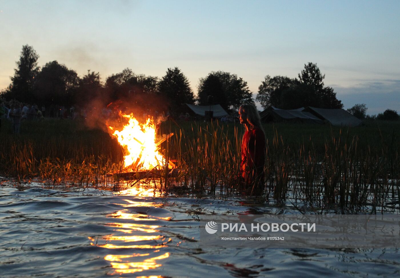Праздник Ивана Купалы на берегу озера Ильмень