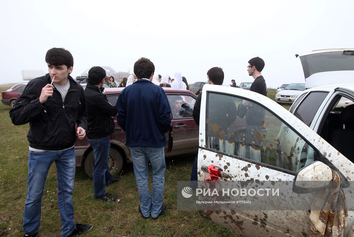 В дагестане стреляют. Дагестанская свадьба стрельба. Дагестанская свадьба машины стрельба. Дагестанская свадьба машины. Дагестанцы стреляют на свадьбе.