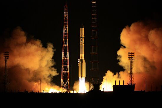 Пуск ракеты "Протон-М" с космическим аппаратом "Сириус-5"