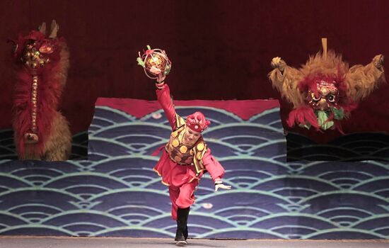 Выступление Императорского пекинского цирка в Санкт-Петербурге