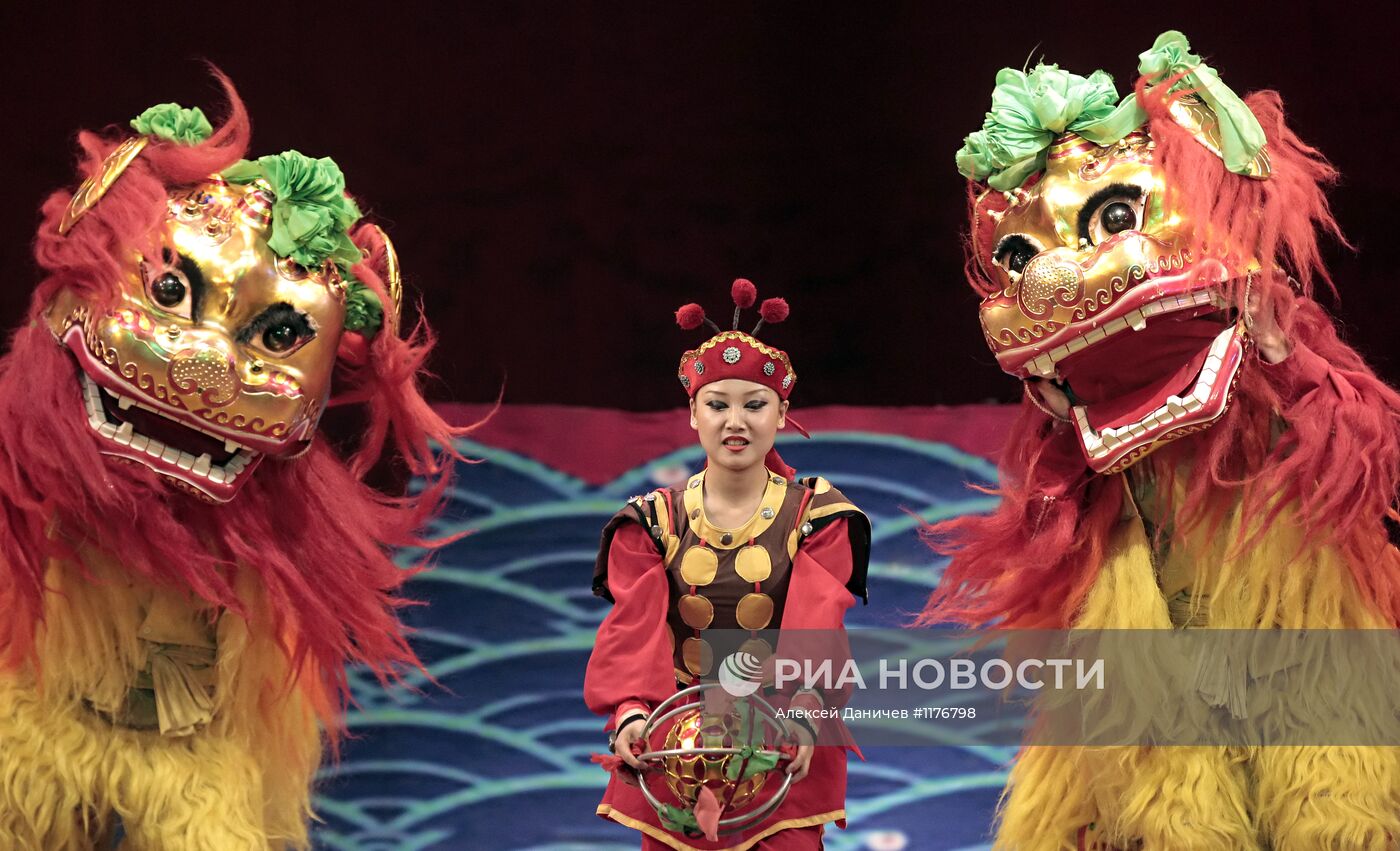 Выступление Императорского пекинского цирка в Санкт-Петербурге