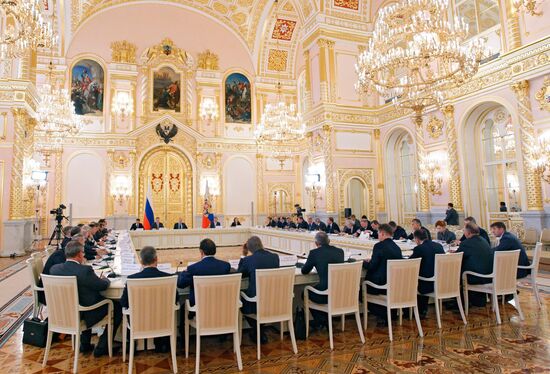 В.Путин проводит заседание Комиссии при президенте РФ