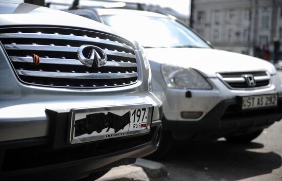 Заклеенные и нечитаемые номера автомашин в Москве