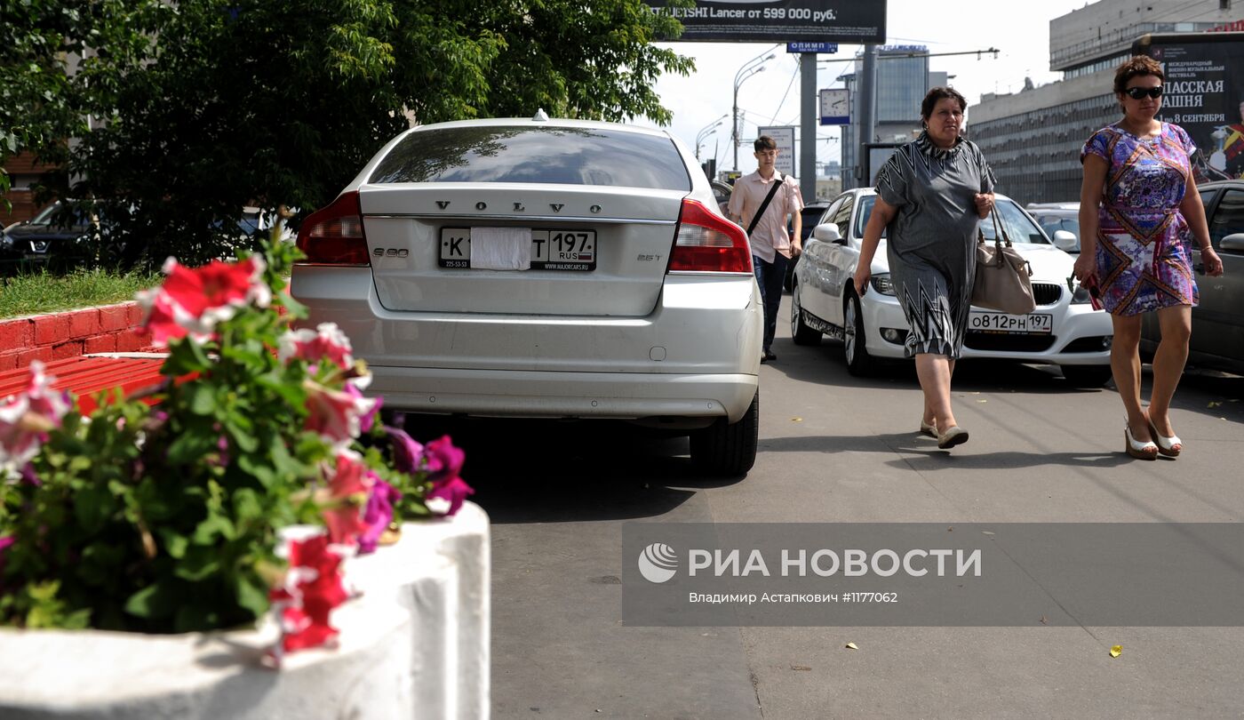 Заклеенные и нечитаемые номера автомашин в Москве