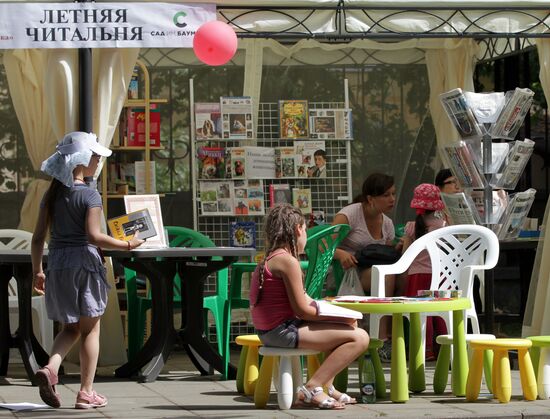 В саду имени Н.Э. Баумана в Москве открылась "Летняя читальня"