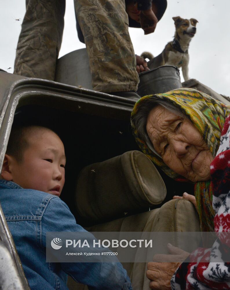 Члены родовой общины "Акенман" на летнем стойбище