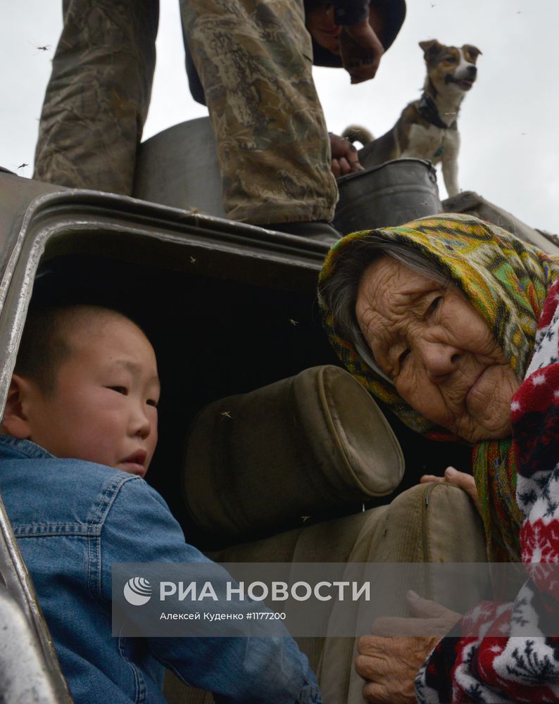 Члены родовой общины "Акенман" на летнем стойбище