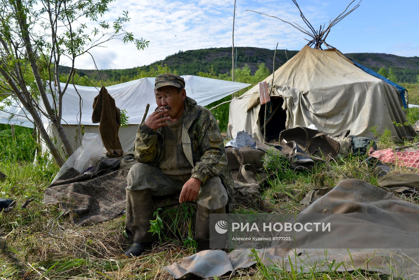 Члены родовой общины "Акенман" на летнем стойбище
