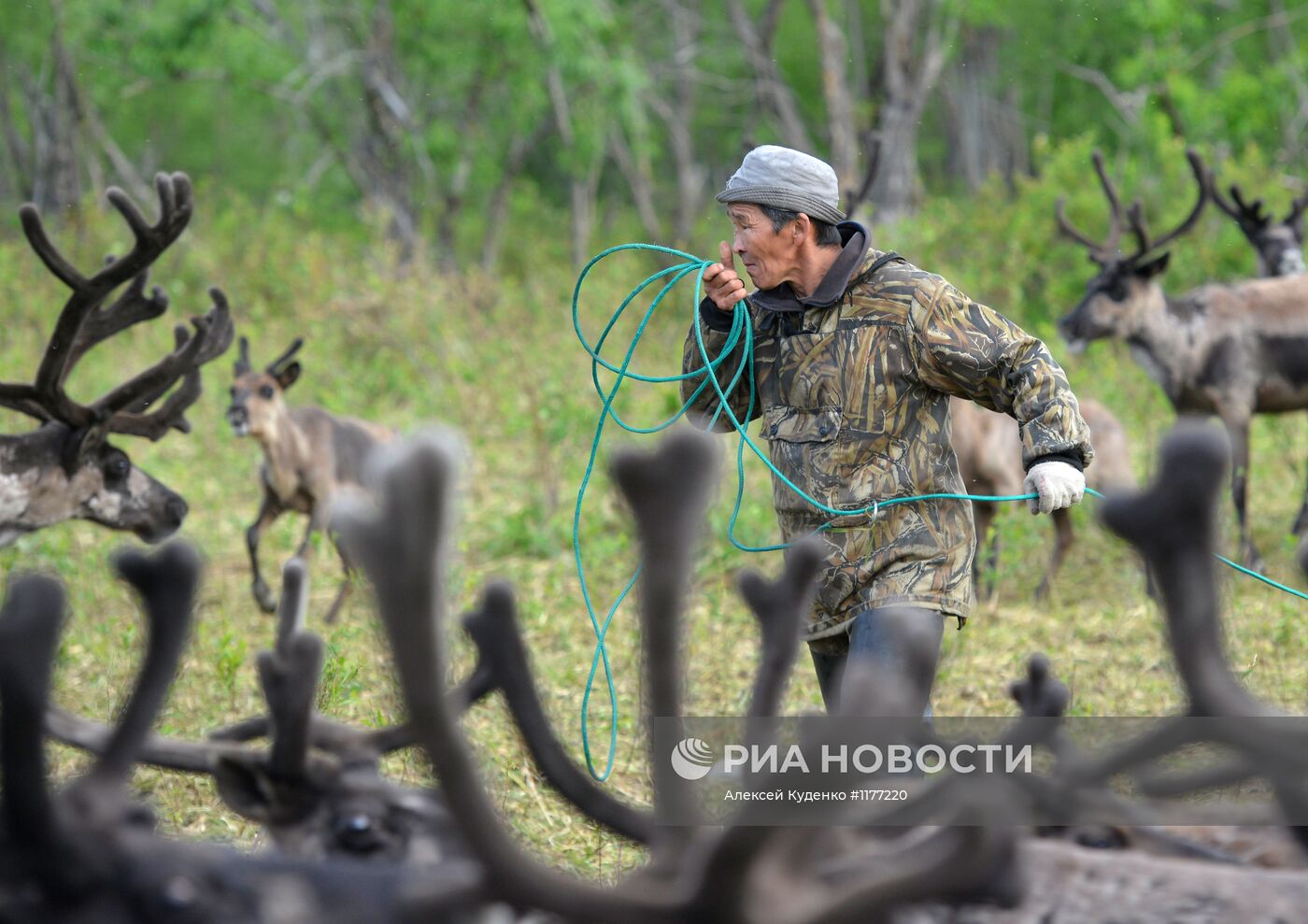 Члены родовой общины "Акенман" на летнем стойбище