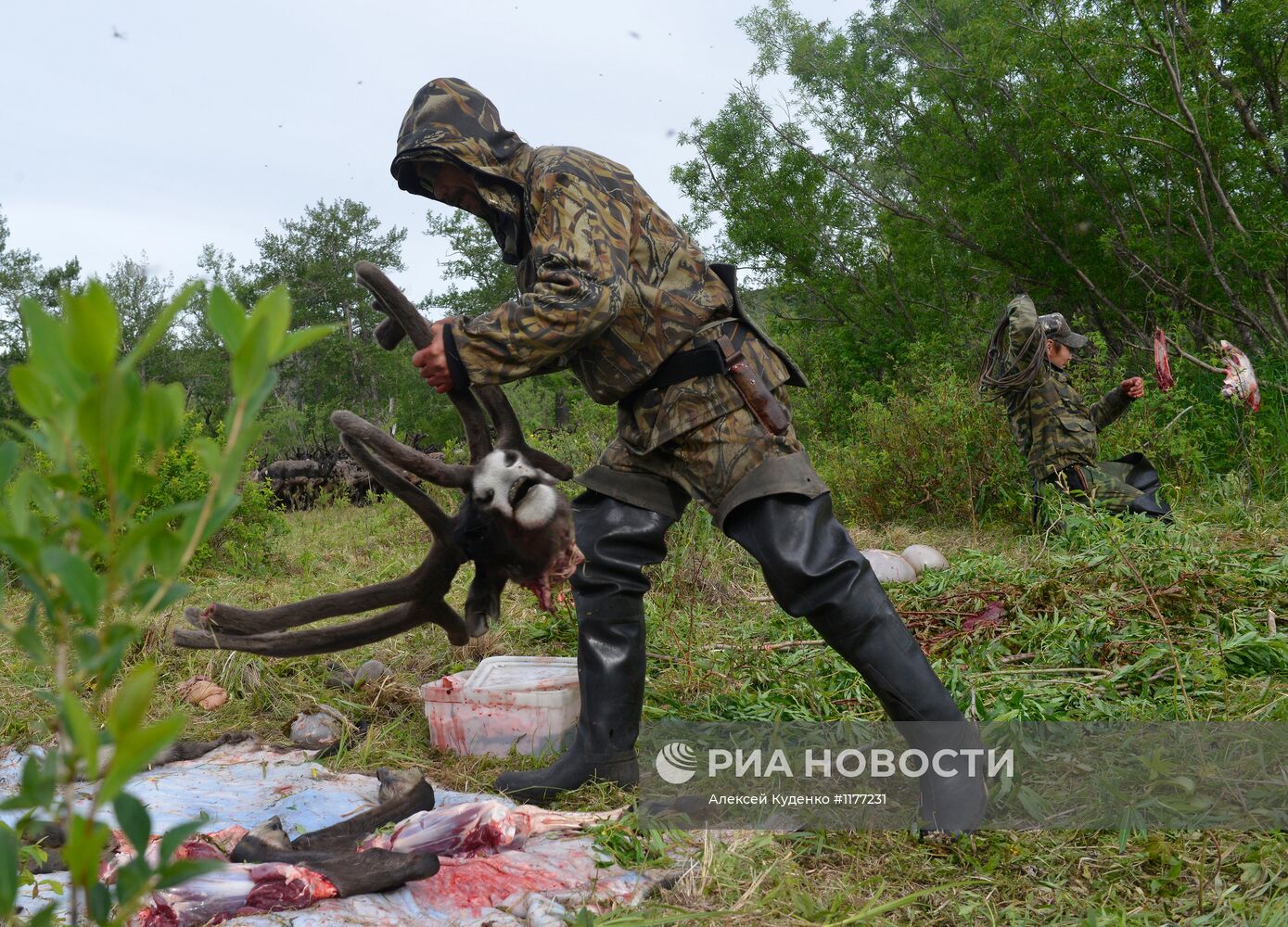 Члены родовой общины "Акенман" на летнем стойбище