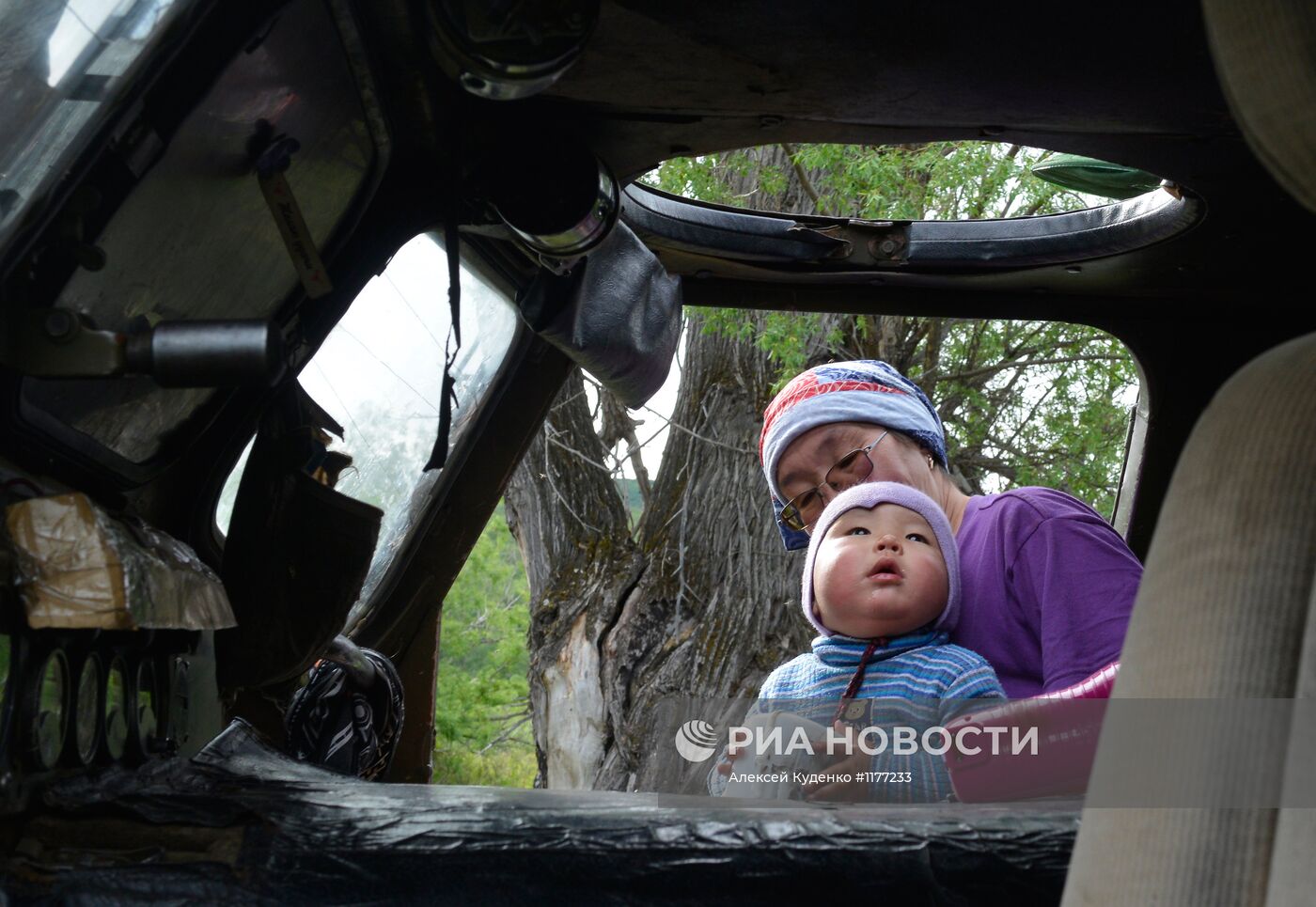 Члены родовой общины "Акенман" на летнем стойбище