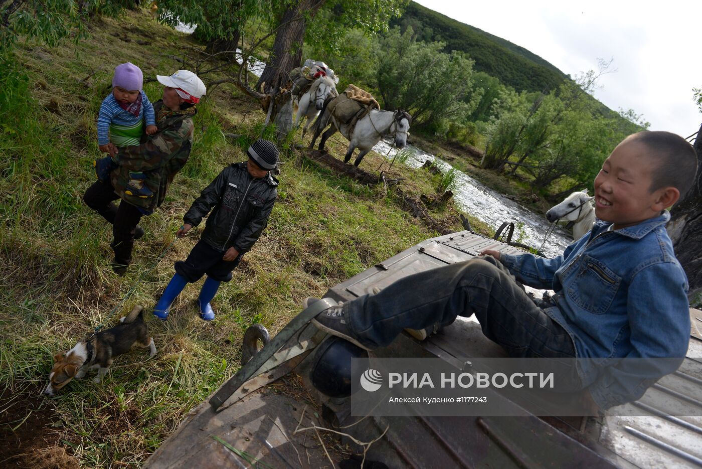 Члены родовой общины "Акенман" на летнем стойбище