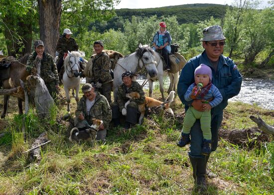 Члены родовой общины "Акенман" на летнем стойбище