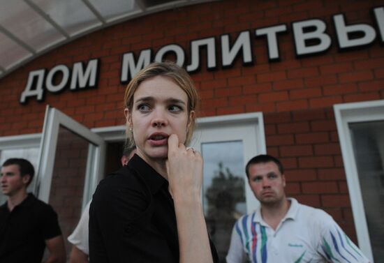 Фотомодель Наталья Водянова посетила затопленный город Крымск