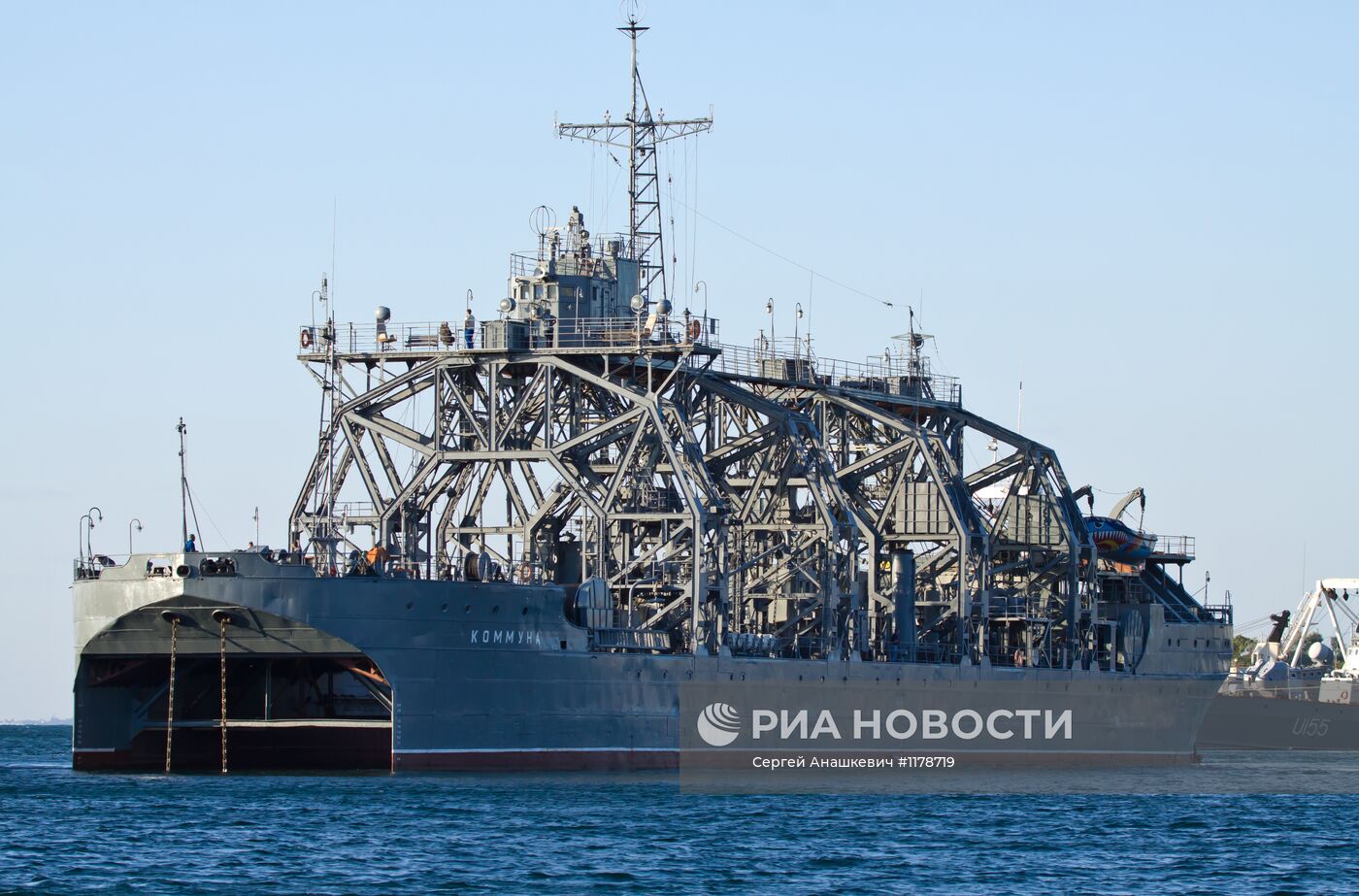 Судоподъемное судно "Коммуна" Черноморского флота РФ
