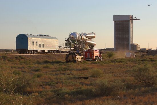 Вывоз ракеты "Союз-ФГ" с кораблем "Союз ТМА-05М"на старт