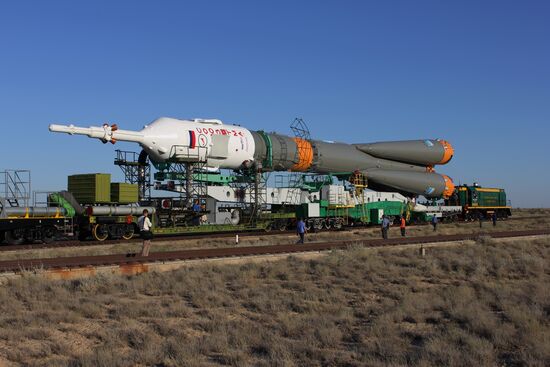 Вывоз ракеты "Союз-ФГ" с кораблем "Союз ТМА-05М"на старт