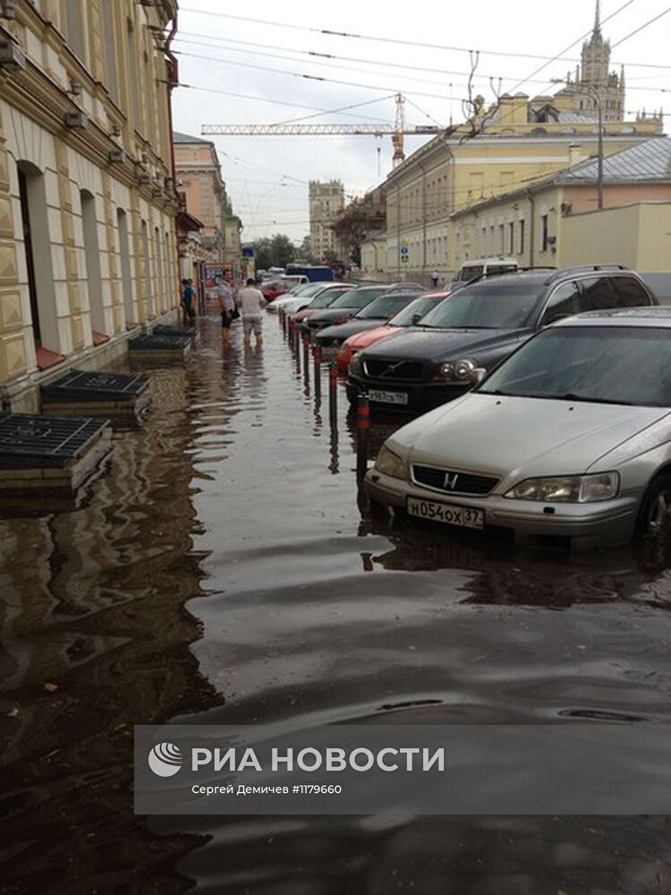 Мощный ливень затопил улицы в центре Москвы