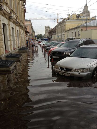 Мощный ливень затопил улицы в центре Москвы