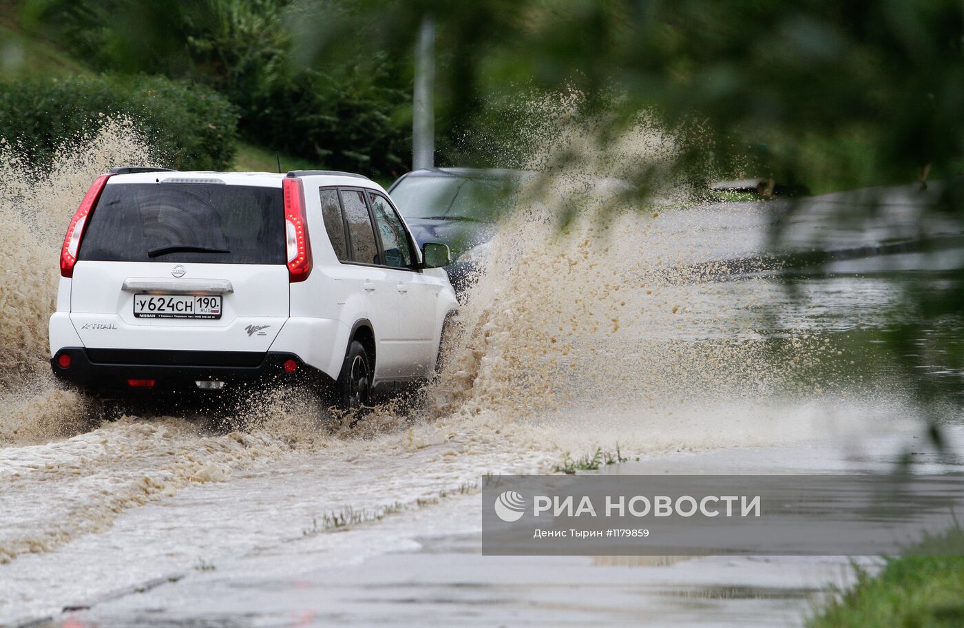 Мощный ливень затопил несколько московских улиц