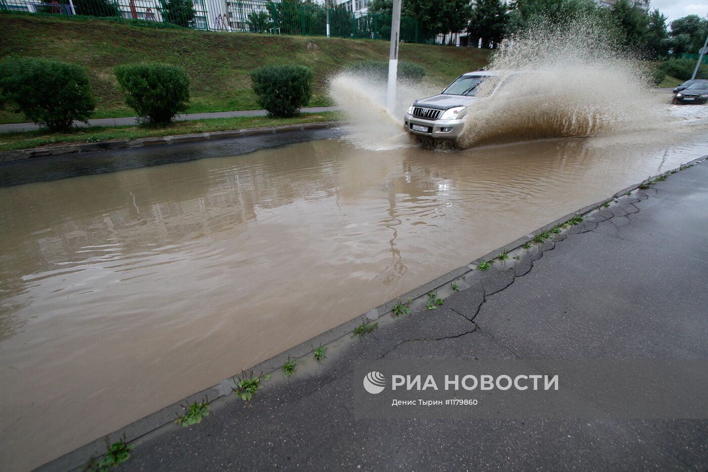 Мощный ливень затопил несколько московских улиц