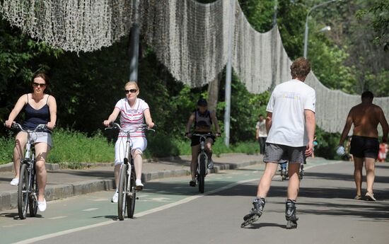 Отдых москвичей в Нескучном саду