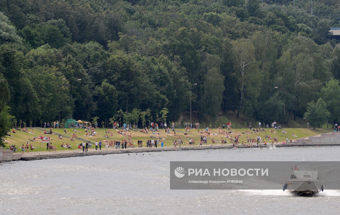 Отдых москвичей в Нескучном саду