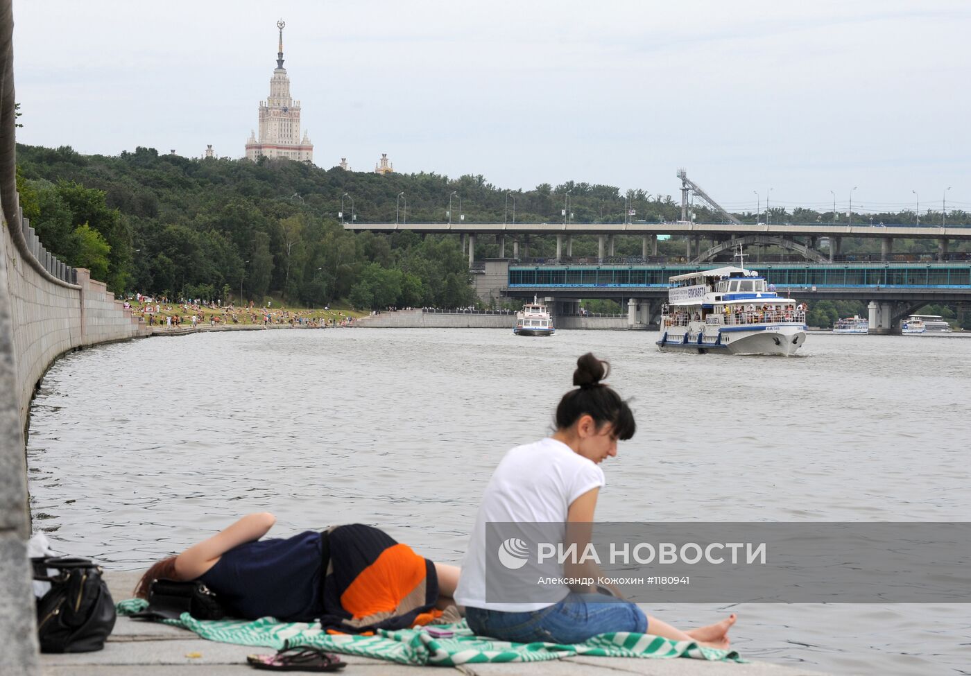 Отдых москвичей в Нескучном саду