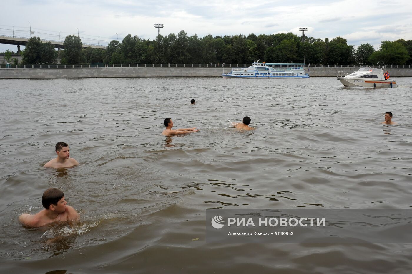 Отдых москвичей в Нескучном саду