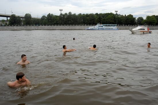 Отдых москвичей в Нескучном саду