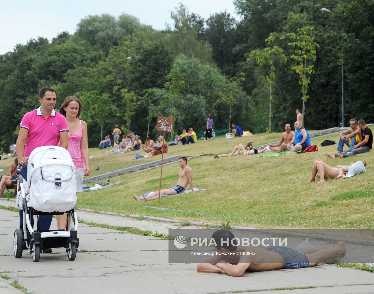 Отдых москвичей в Нескучном саду