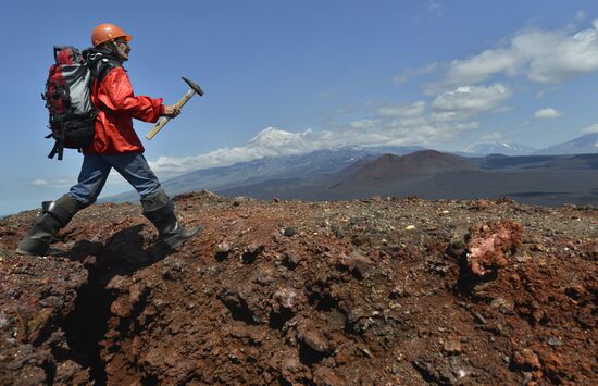 Работа вулканологов в районе БТТИ на Камчатке