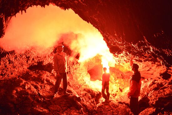 Работа вулканологов в районе БТТИ на Камчатке