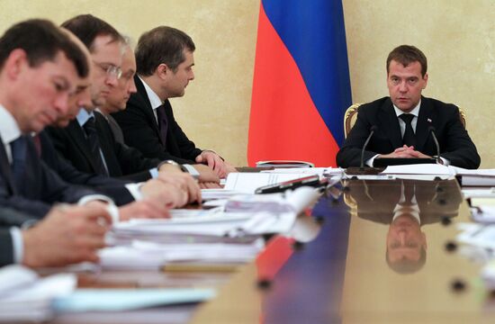 Д.Медведев провел совещание по бюджету в части социальной сферы