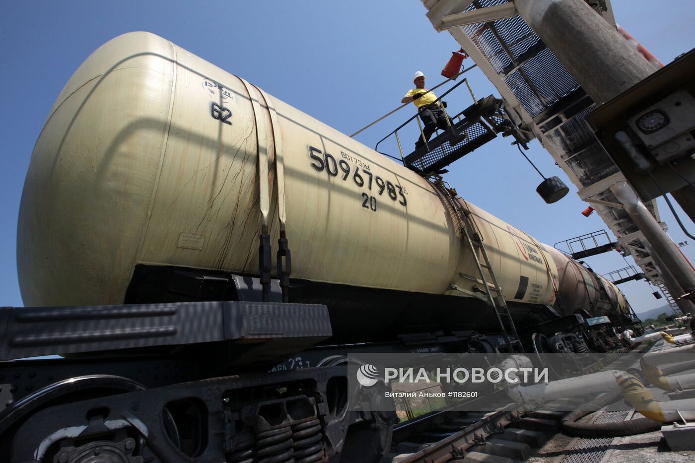 Работа базы нефтепродуктов компани "Роснефть" в Приморском крае