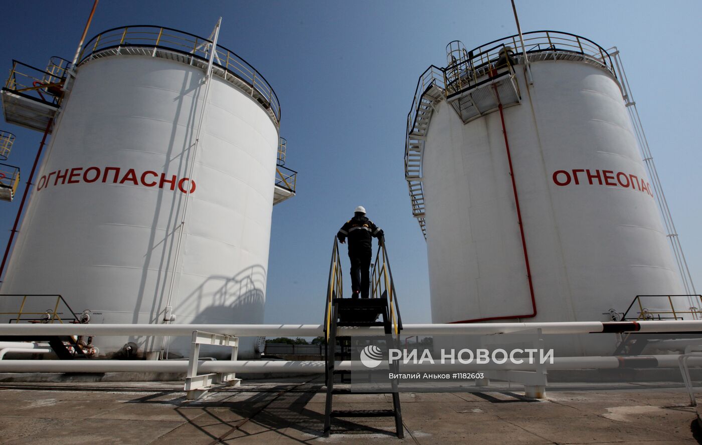 Работа базы нефтепродуктов компани "Роснефть" в Приморском крае