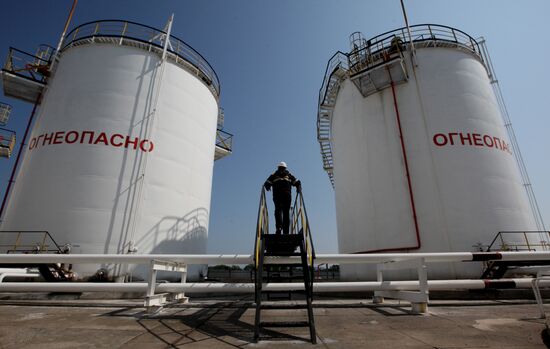 Работа базы нефтепродуктов компани "Роснефть" в Приморском крае