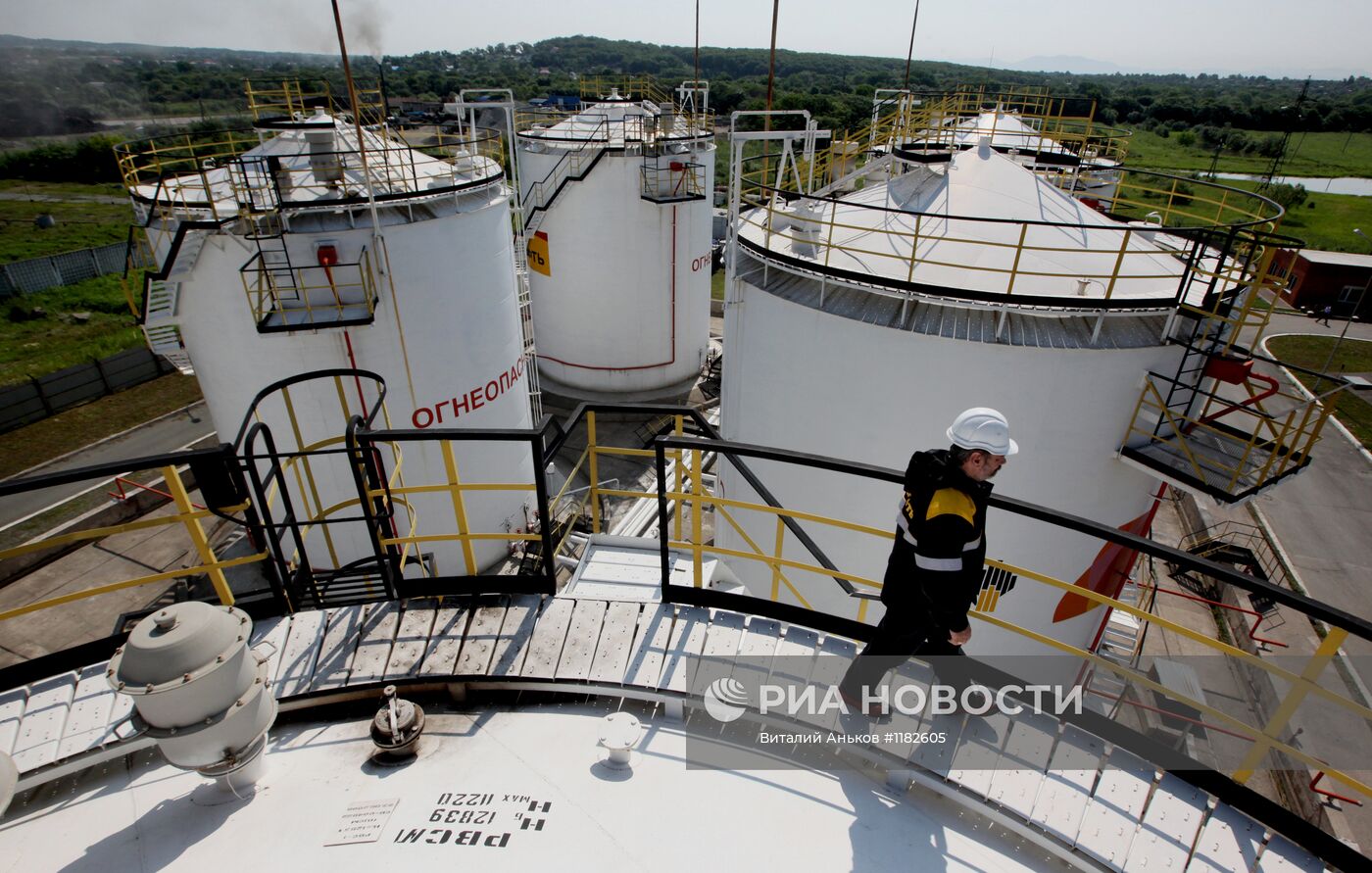 Работа базы нефтепродуктов компани "Роснефть" в Приморском крае