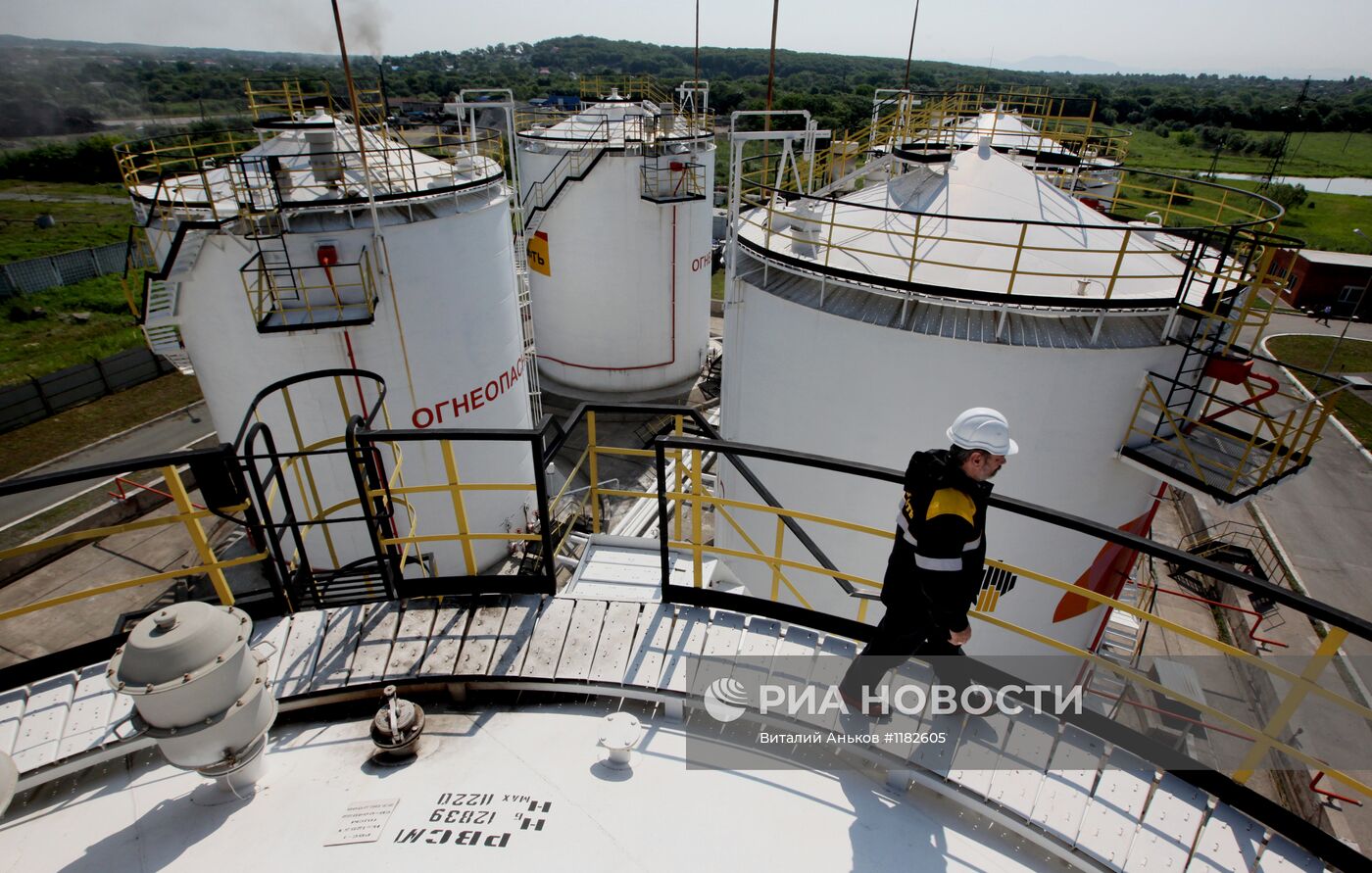Работа базы нефтепродуктов компани "Роснефть" в Приморском крае