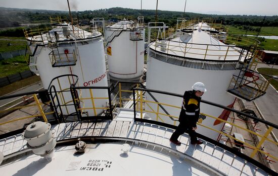 Работа базы нефтепродуктов компани "Роснефть" в Приморском крае