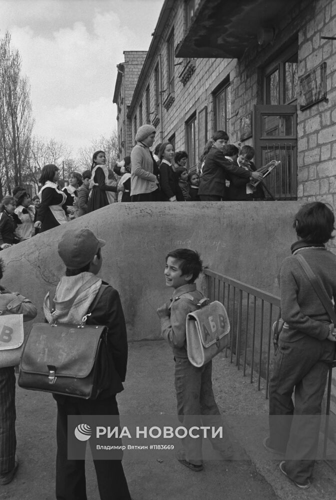Цыганские дети идут в школу