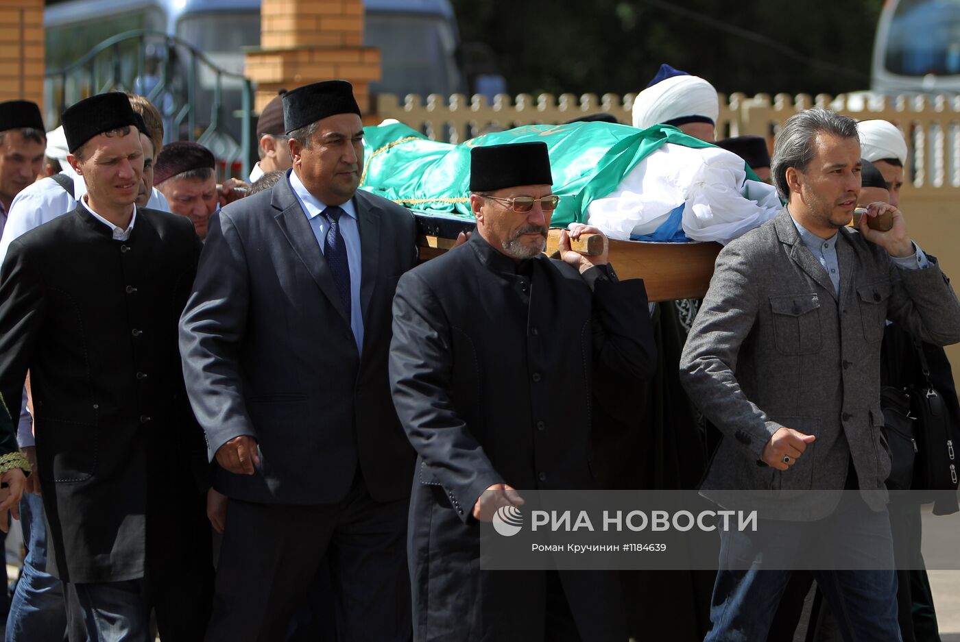 Прощание с погибшим духовным лидером Валиуллой Якуповым