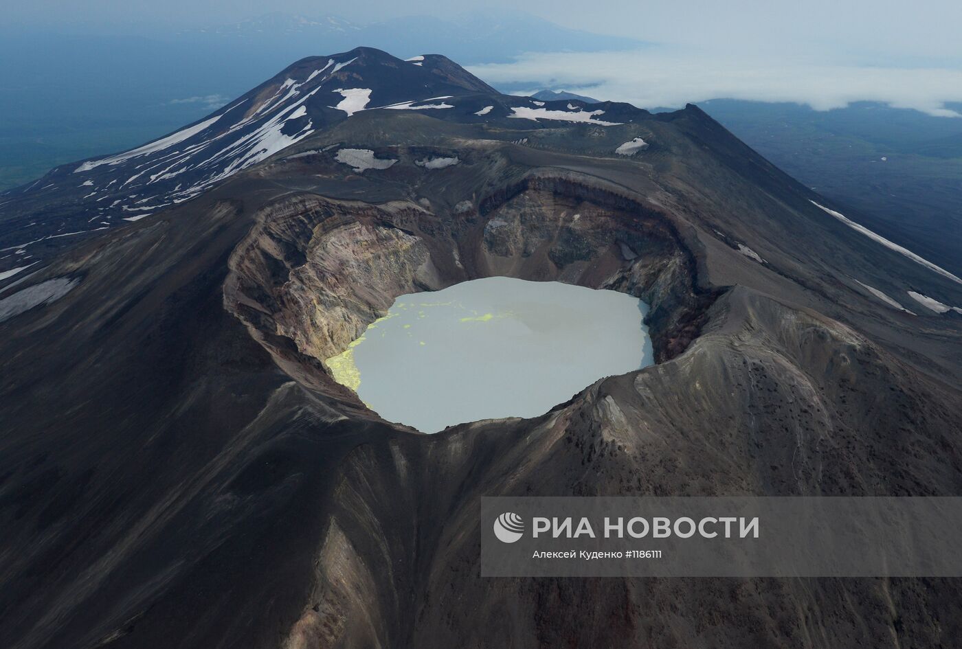 Кратерное озеро вулкана Малый Семячек на Камчатке