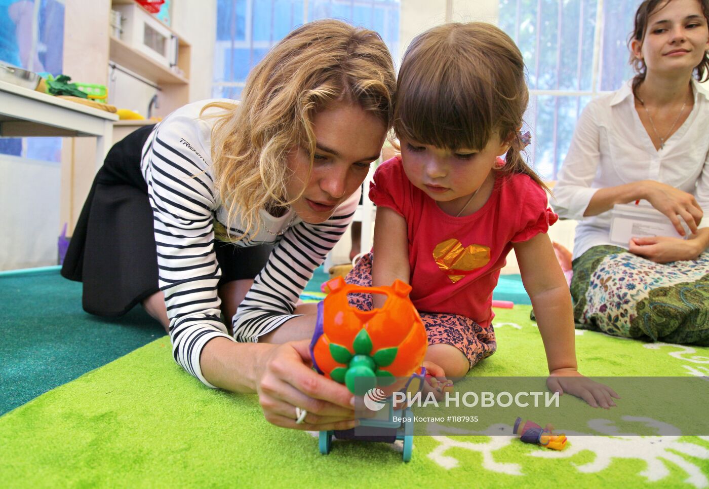 Топ-модель Наталья Водянова открыла детскую площадку в Крымске