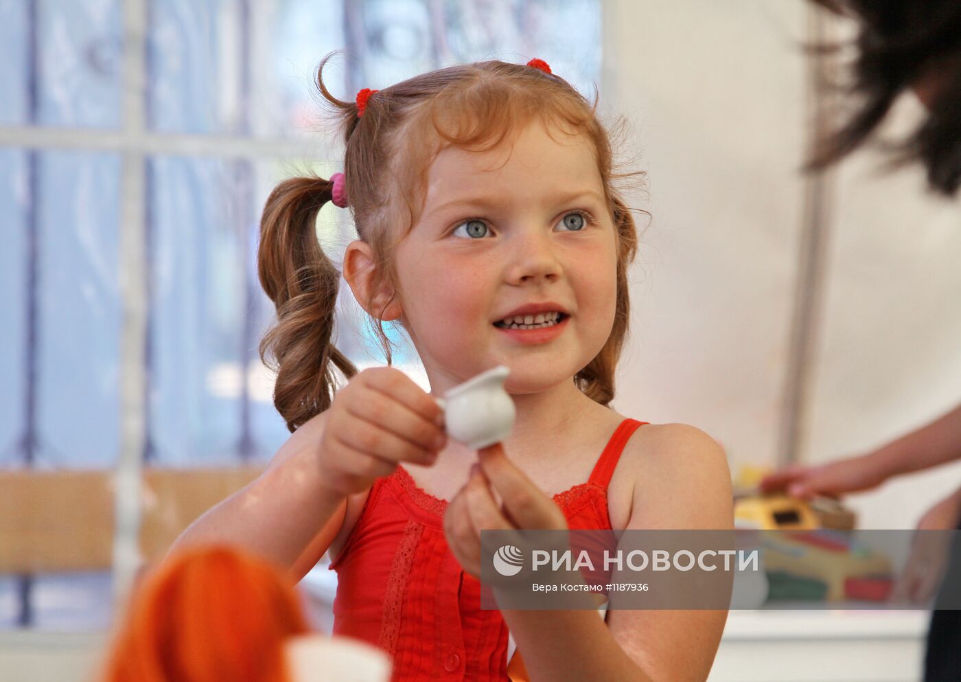 Топ-модель Наталья Водянова открыла детскую площадку в Крымске