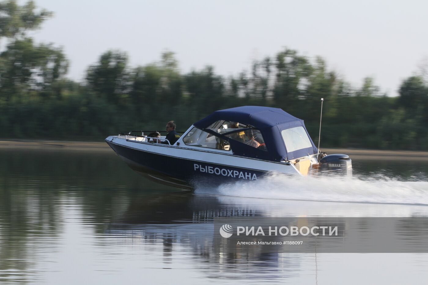 Рейд сотрудников рыбоохраны по реке Иртыш в Омской области